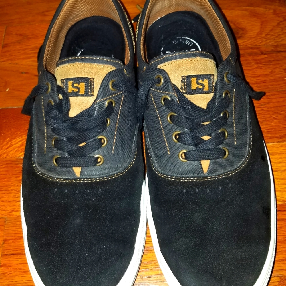 Mens size 9 State Pacifica skate shoes.